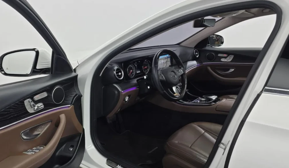 Mercedes-Benz E 220 * АВТО КРЕДИТ* ЦЕНА ДО БГ * Сервизна история * , снимка 5 - Автомобили и джипове - 55484152