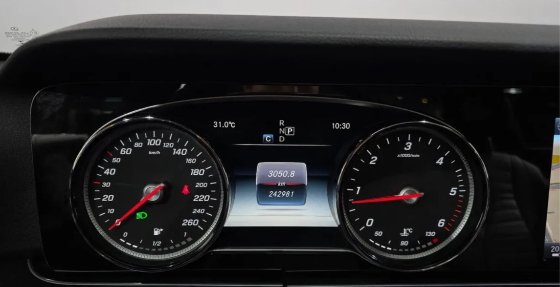 Mercedes-Benz E 220 * АВТО КРЕДИТ* ЦЕНА ДО БГ * Сервизна история * , снимка 10 - Автомобили и джипове - 55484152