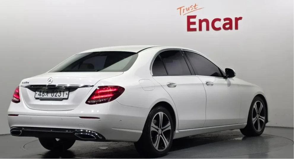 Mercedes-Benz E 220 * АВТО КРЕДИТ* ЦЕНА ДО БГ * Сервизна история * , снимка 2 - Автомобили и джипове - 55484152