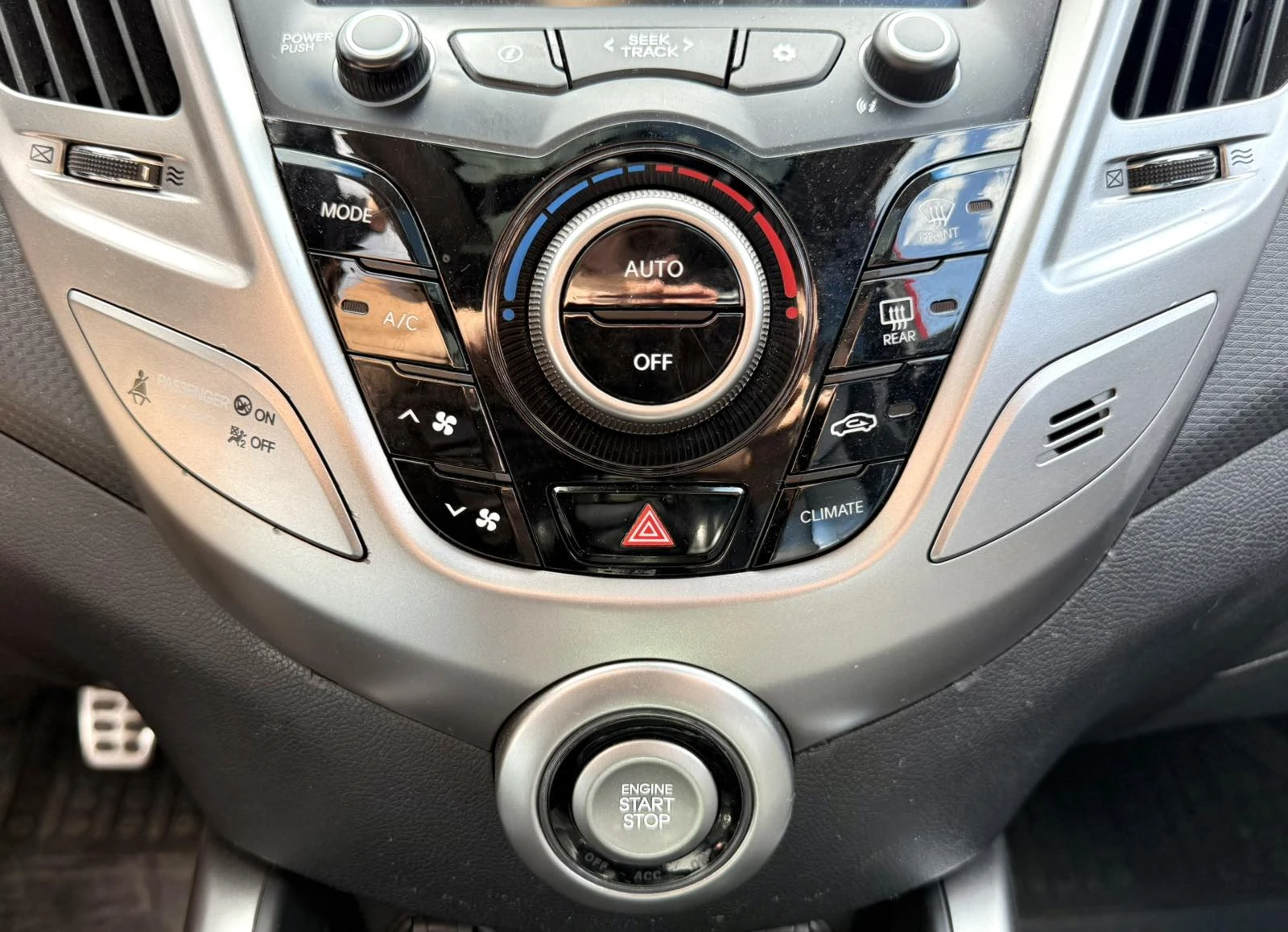Hyundai Veloster  1.6GDi 140HP KEYLESS/NAVI/CAMERA/ШИБЕДАХ/EU5, снимка 13 - Автомобили и джипове - 55699269
