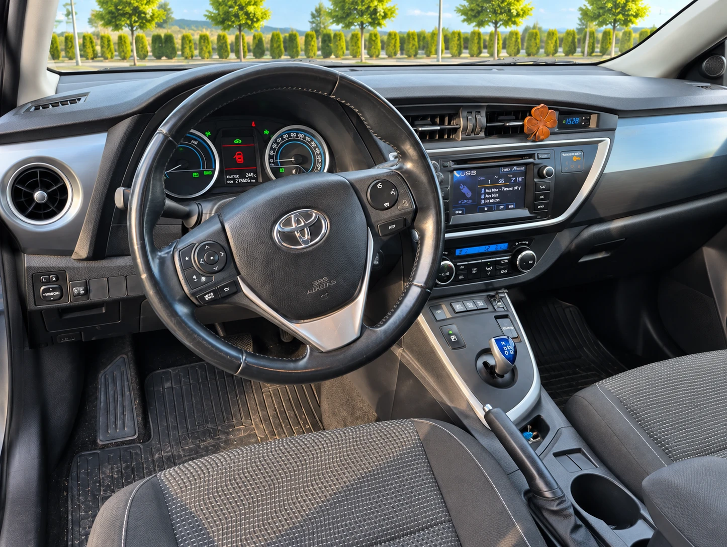 Toyota Auris 1.8 Hybrid* РАЗПРОДАЖБА * 4.5/100км* , снимка 9 - Автомобили и джипове - 55999044