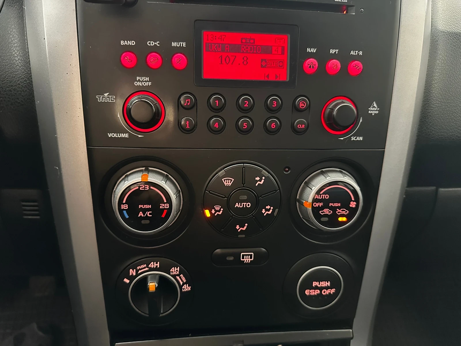 Suzuki Grand vitara 1.9 DDiS / ESP / Cruise , снимка 12 - Автомобили и джипове - 53801216