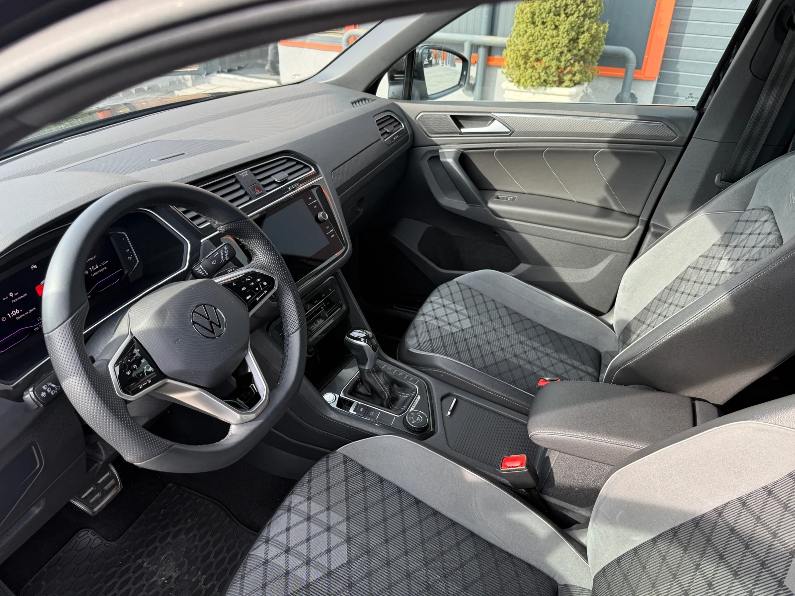 VW Tiguan R Line, снимка 8 - Автомобили и джипове - 54057524