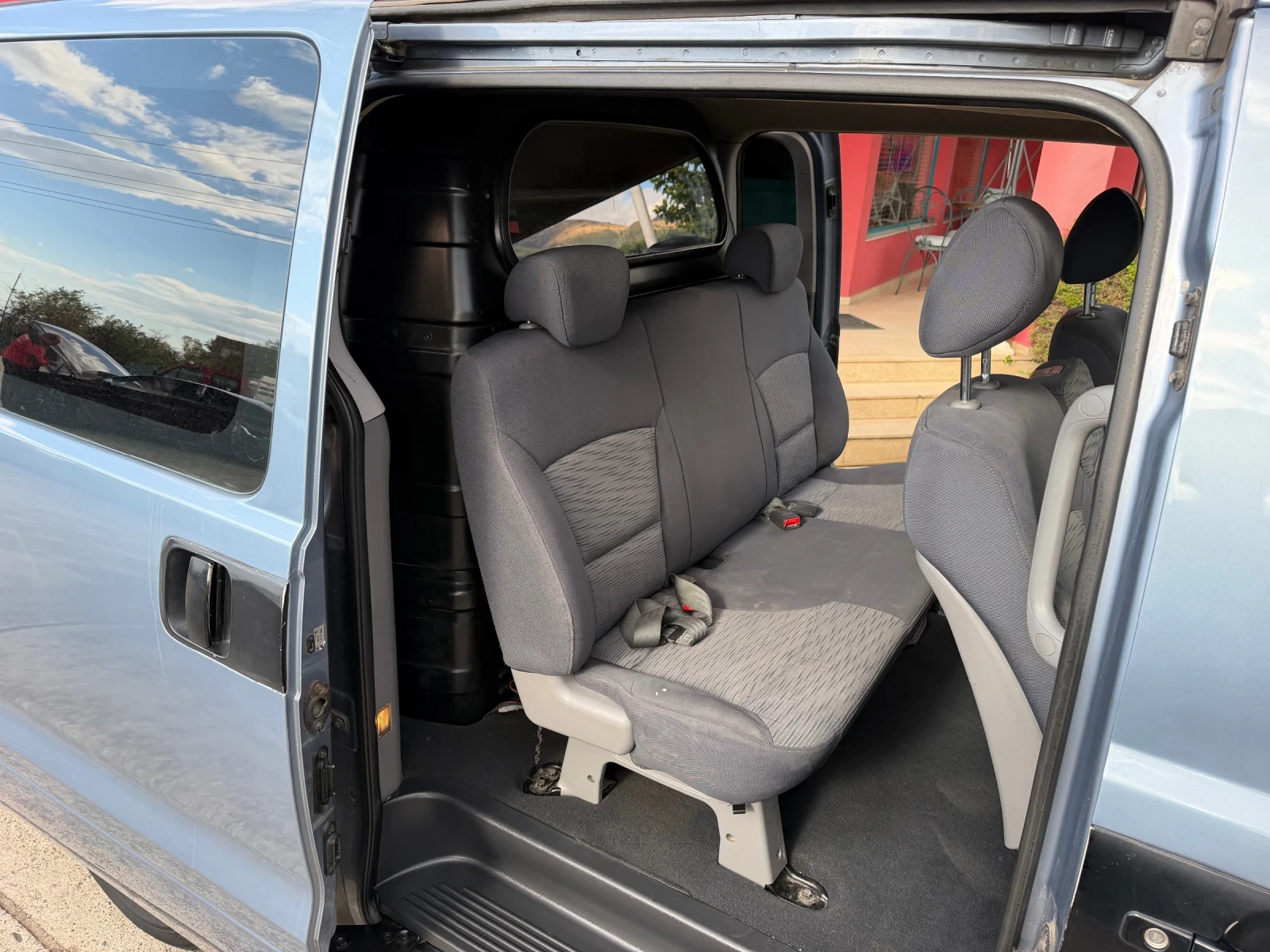 Hyundai H1 2.5 CRDi * 5+ 1места* Климатик* 2хВрати, снимка 12 - Бусове и автобуси - 56191372