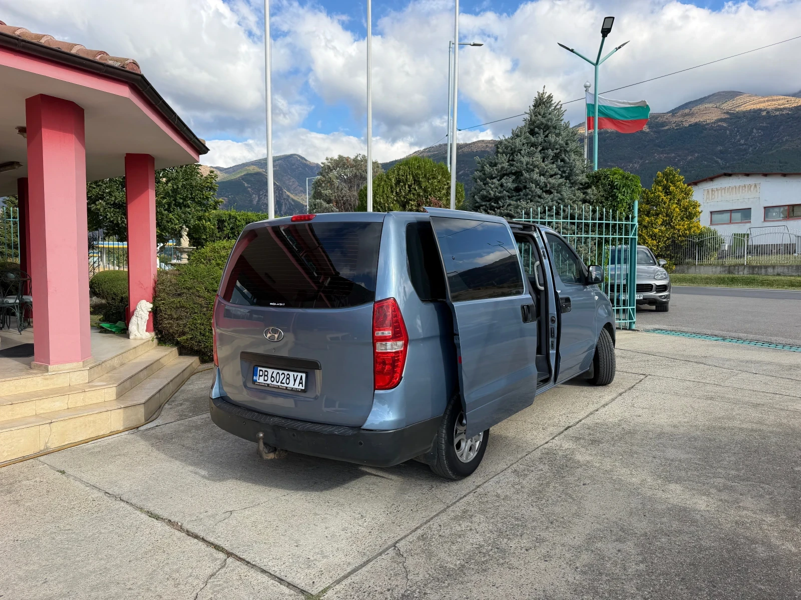 Hyundai H1 2.5 CRDi * 5+ 1места* Климатик* 2хВрати, снимка 10 - Бусове и автобуси - 56191372