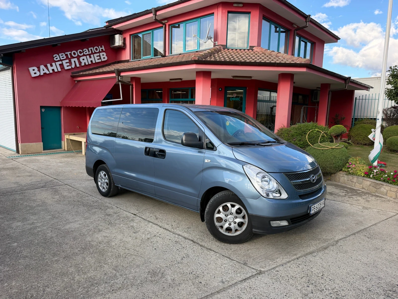 Hyundai H1 2.5 CRDi * 5+ 1места* Климатик* 2хВрати, снимка 13 - Бусове и автобуси - 56191372