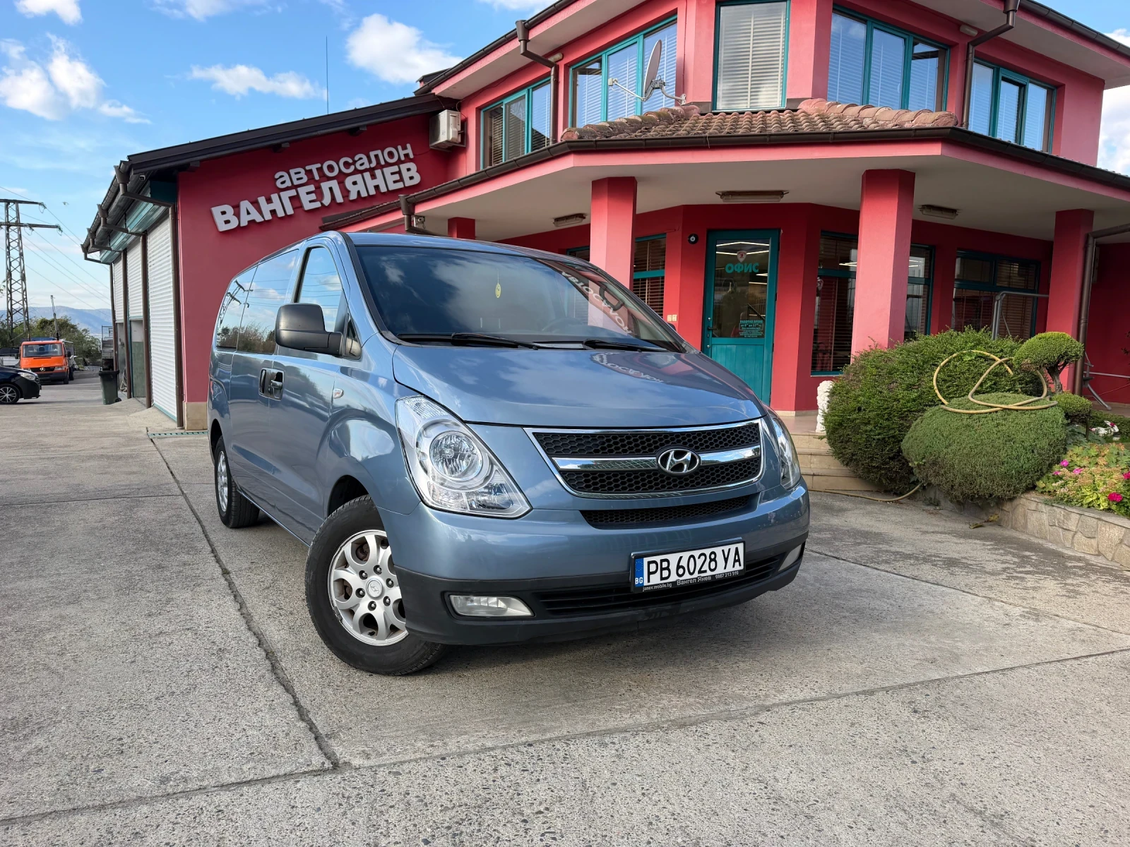 Hyundai H1 2.5 CRDi * 5+ 1места* Климатик* 2хВрати, снимка 2 - Бусове и автобуси - 56191372