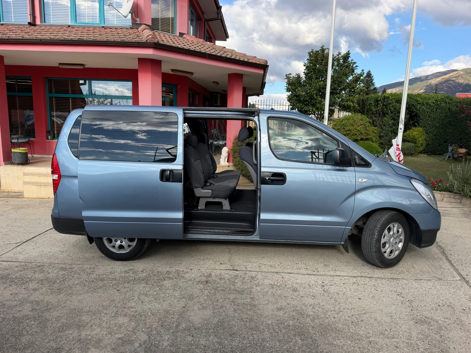 Hyundai H1 2.5 CRDi * 5+ 1места* Климатик* 2хВрати, снимка 11 - Бусове и автобуси - 56191372