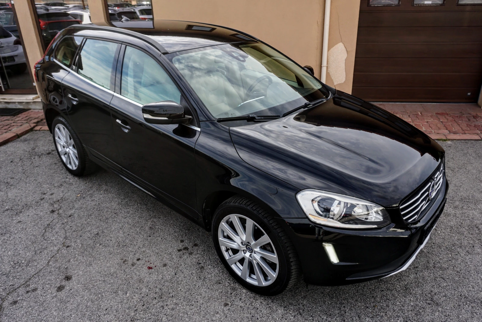 Volvo XC60 2.0 D3 MOMENTUM  - изображение 2