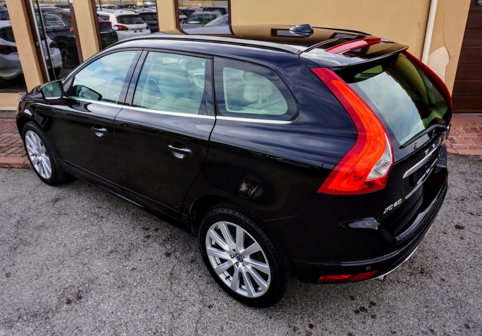 Volvo XC60 2.0 D3 MOMENTUM  - изображение 4