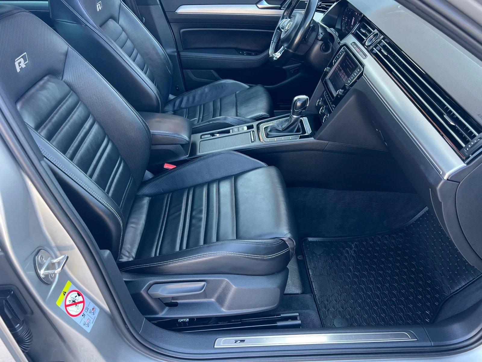 VW Passat 2.0TDI* R-LINE* FULL* PANORAMA* HEAD UP* DIGITAL* , снимка 6 - Автомобили и джипове - 53746456