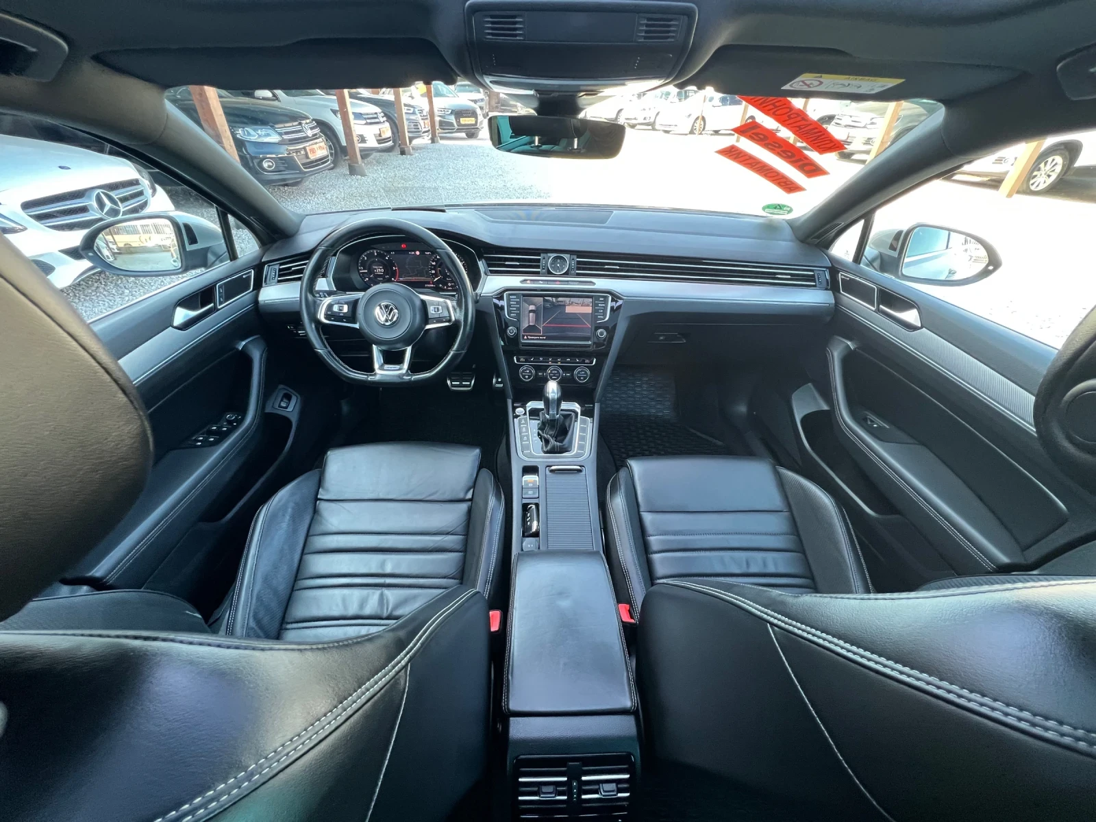 VW Passat 2.0TDI* R-LINE* FULL* PANORAMA* HEAD UP* DIGITAL* , снимка 14 - Автомобили и джипове - 53746456