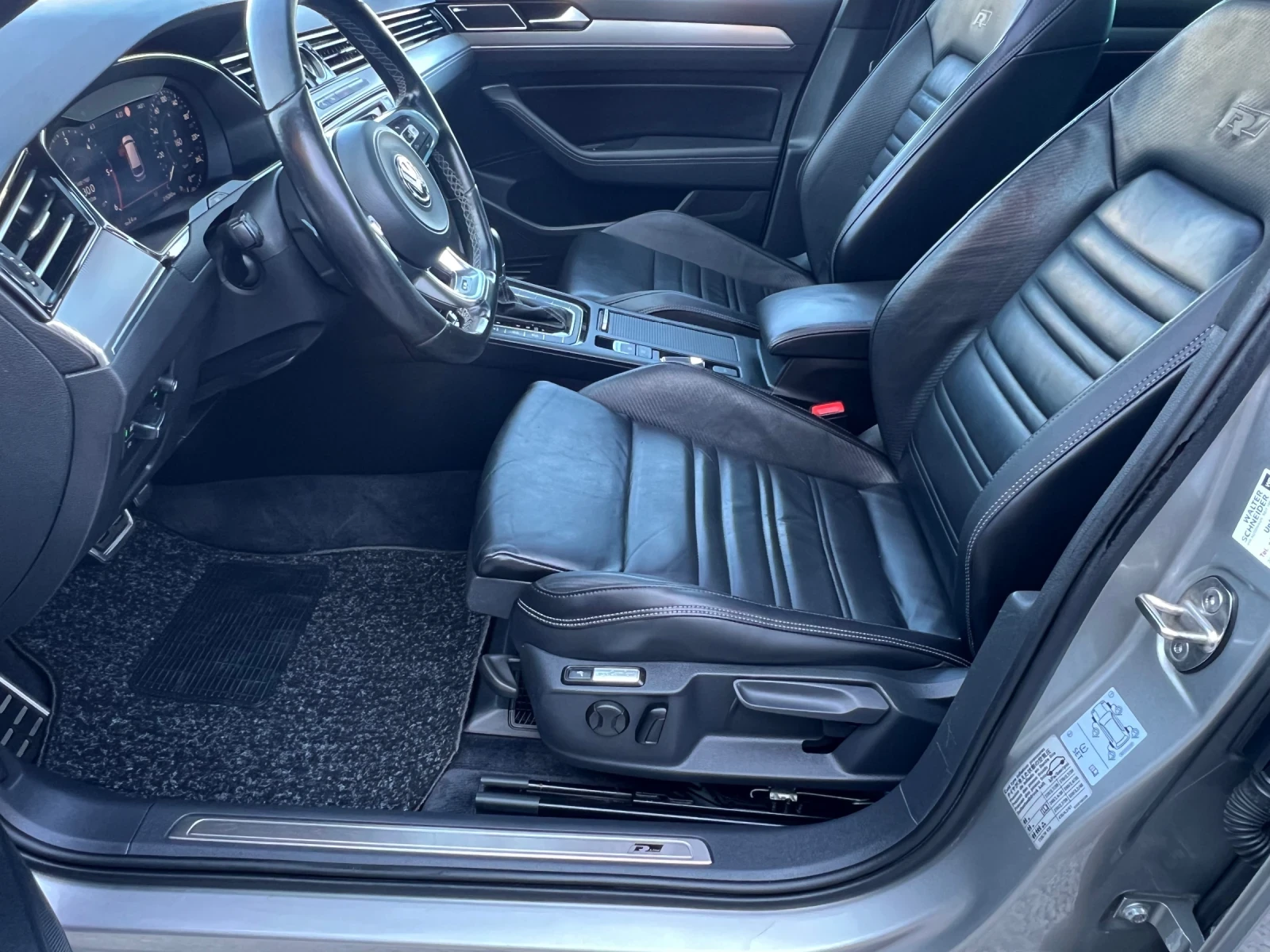 VW Passat 2.0TDI* R-LINE* FULL* PANORAMA* HEAD UP* DIGITAL* , снимка 9 - Автомобили и джипове - 53746456