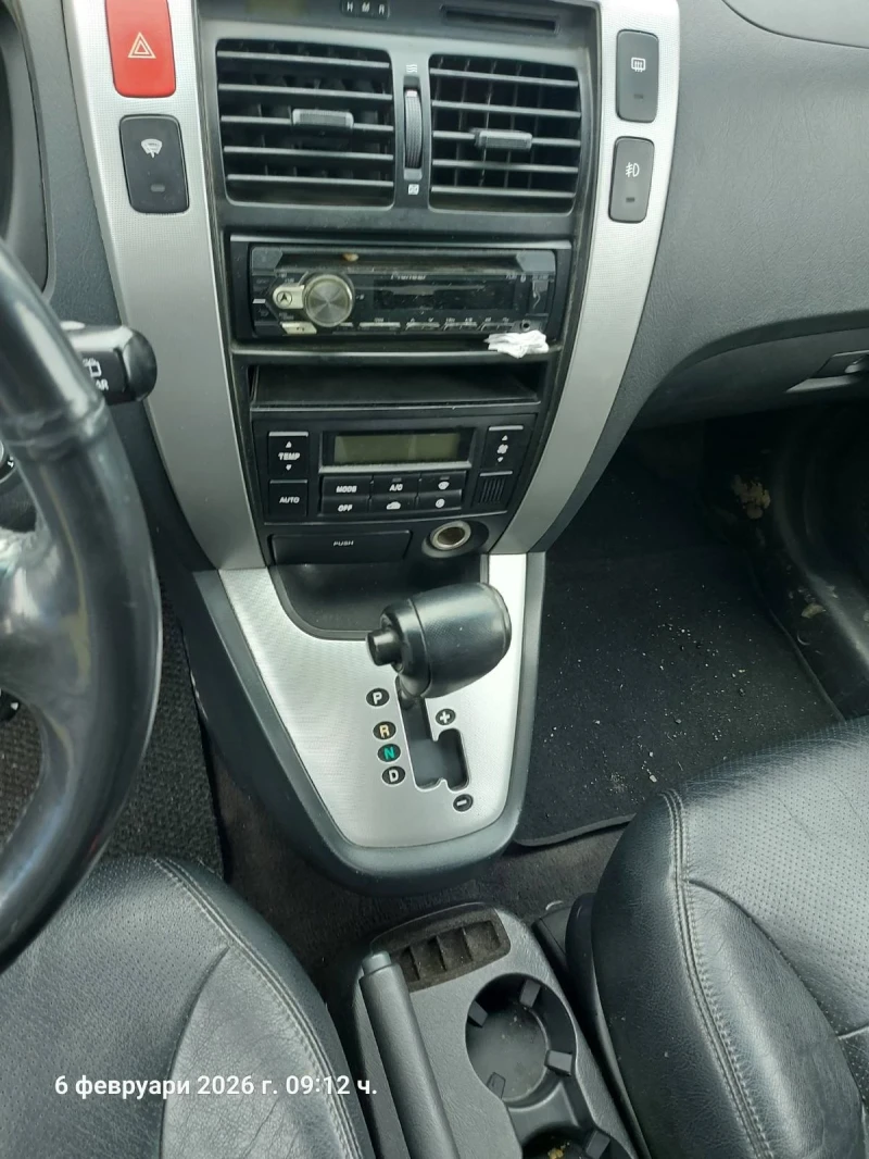 Hyundai Tucson 2.0 CRDI - Автоматик - След Удар, снимка 10 - Автомобили и джипове - 53413660
