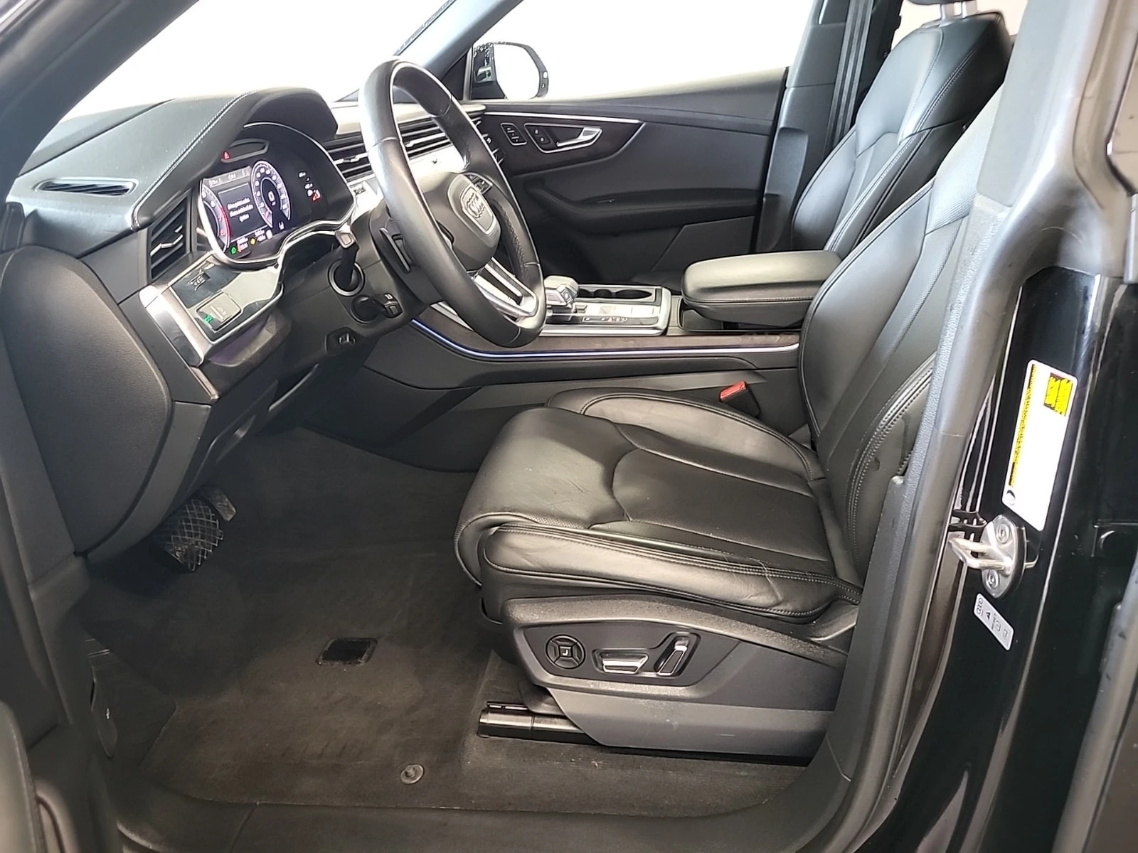 Audi Q8 S LINE * 55TFSi * TECHNIK * CARFAX * , снимка 7 - Автомобили и джипове - 56155529