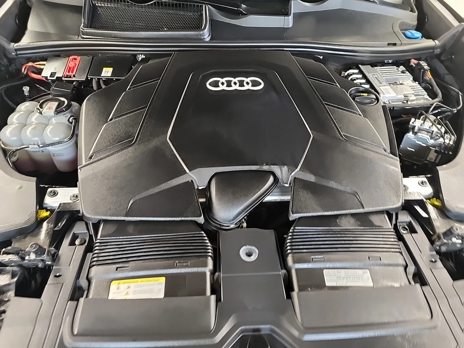 Audi Q8 S LINE * 55TFSi * TECHNIK * CARFAX * , снимка 17 - Автомобили и джипове - 56155529