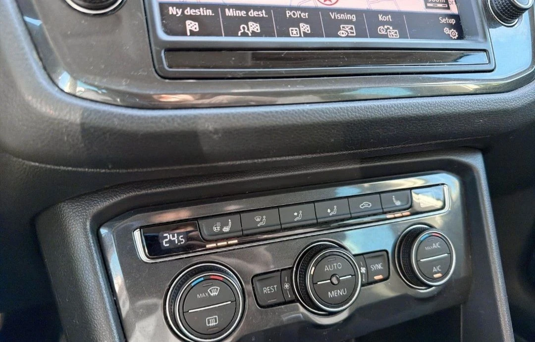 VW Tiguan FULL SERVICE 190кс Дигитал4х4, снимка 9 - Автомобили и джипове - 56335272