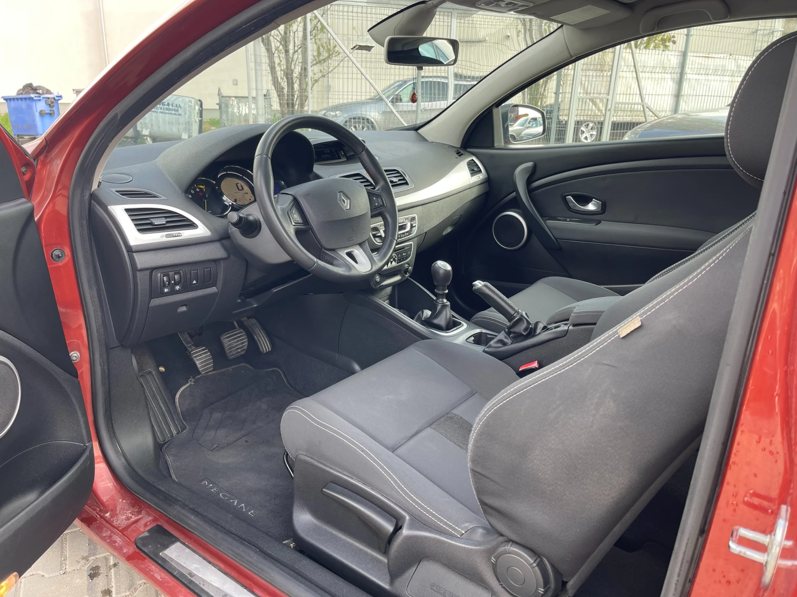 Renault Megane 1.6 Dynamique Coupe Бензин 110к.с Сервизна история - изображение 8