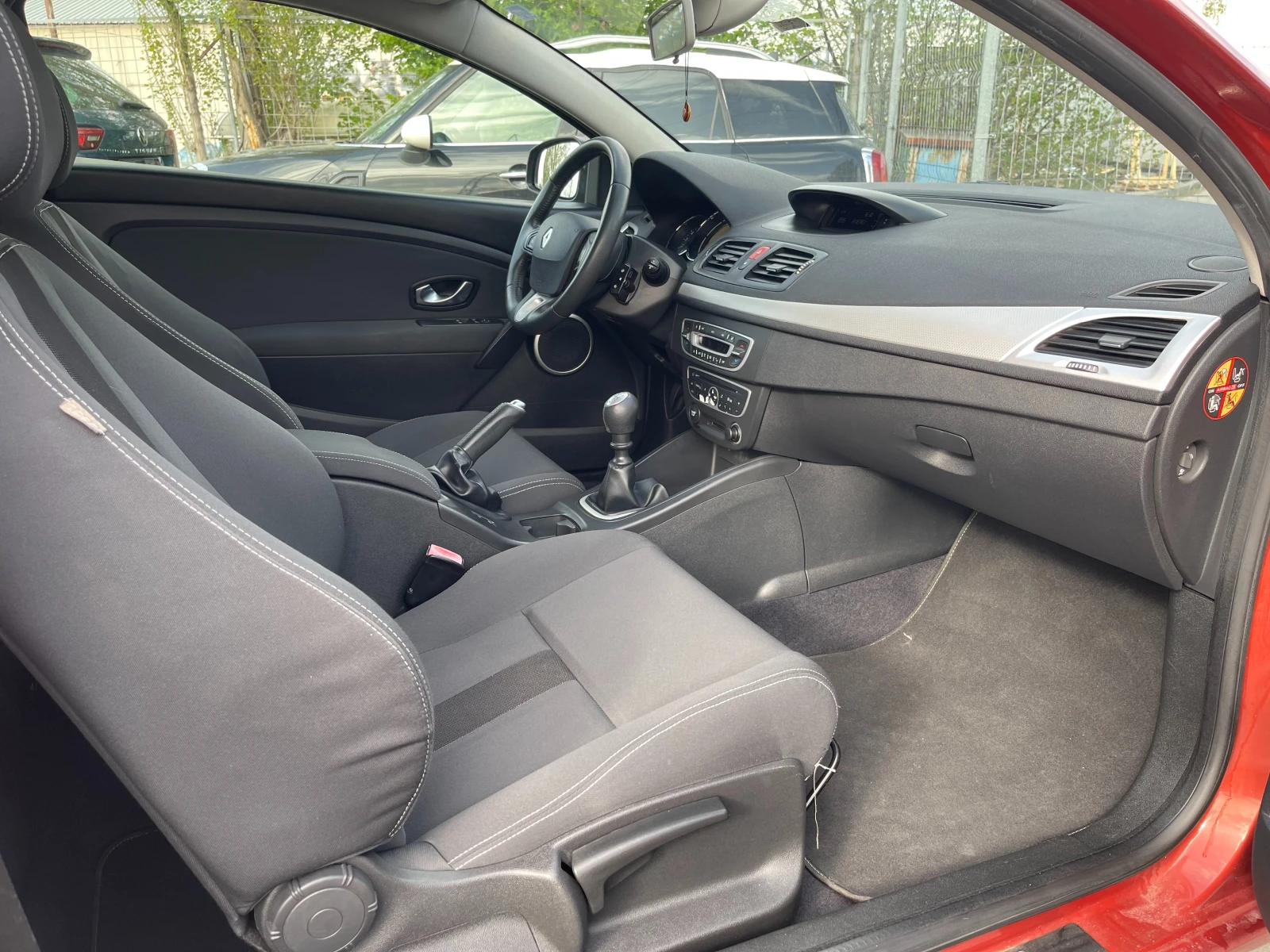 Renault Megane 1.6 Dynamique Coupe Бензин 110к.с Сервизна история - изображение 10