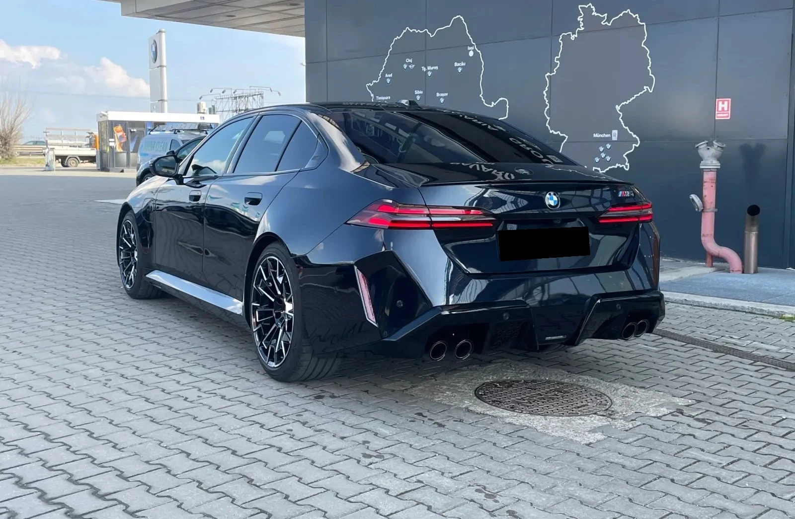 BMW M5 Hybrid xDrive, Carbon Ceramic , B\W - изображение 4