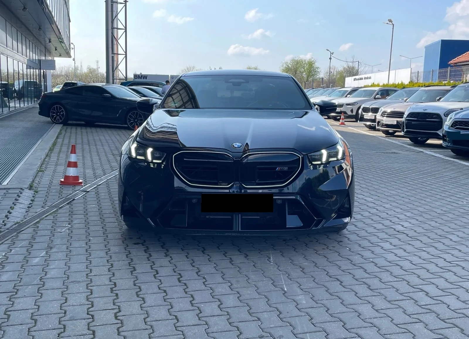 BMW M5 Hybrid xDrive, Carbon Ceramic , B\W - изображение 2