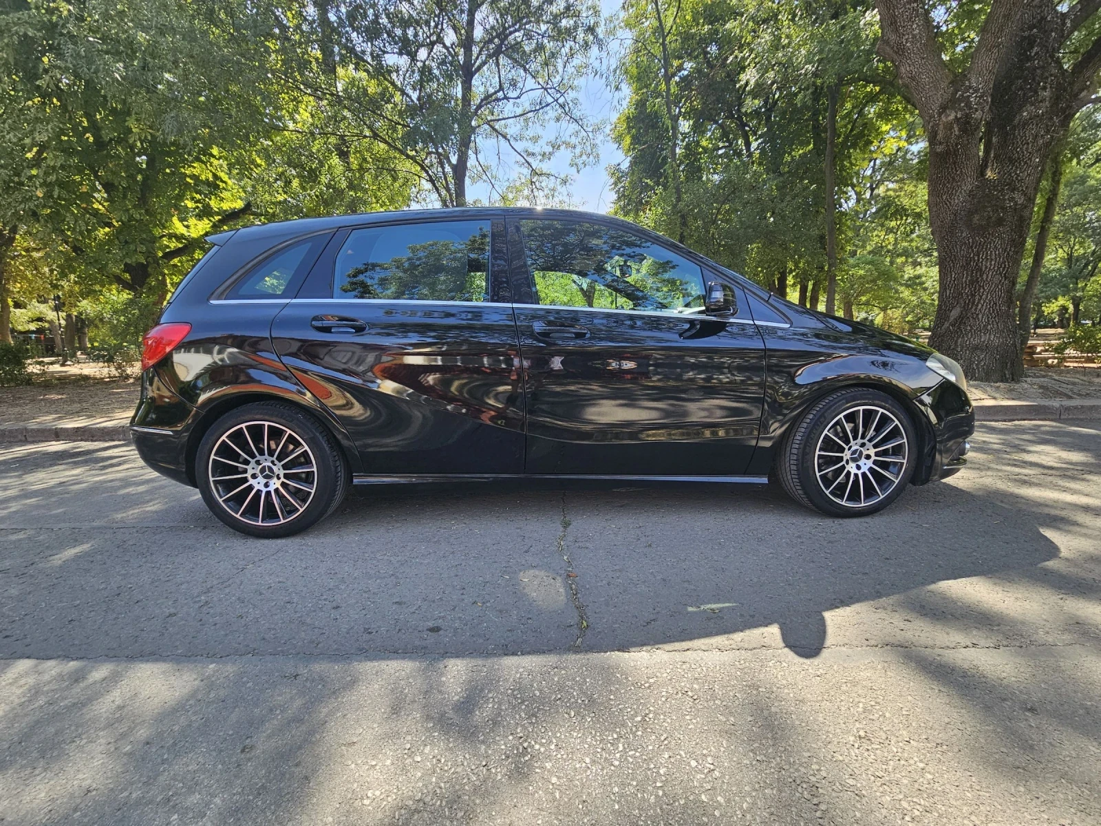 Mercedes-Benz B 180 Sport Сервизна история , снимка 2 - Автомобили и джипове - 54453677
