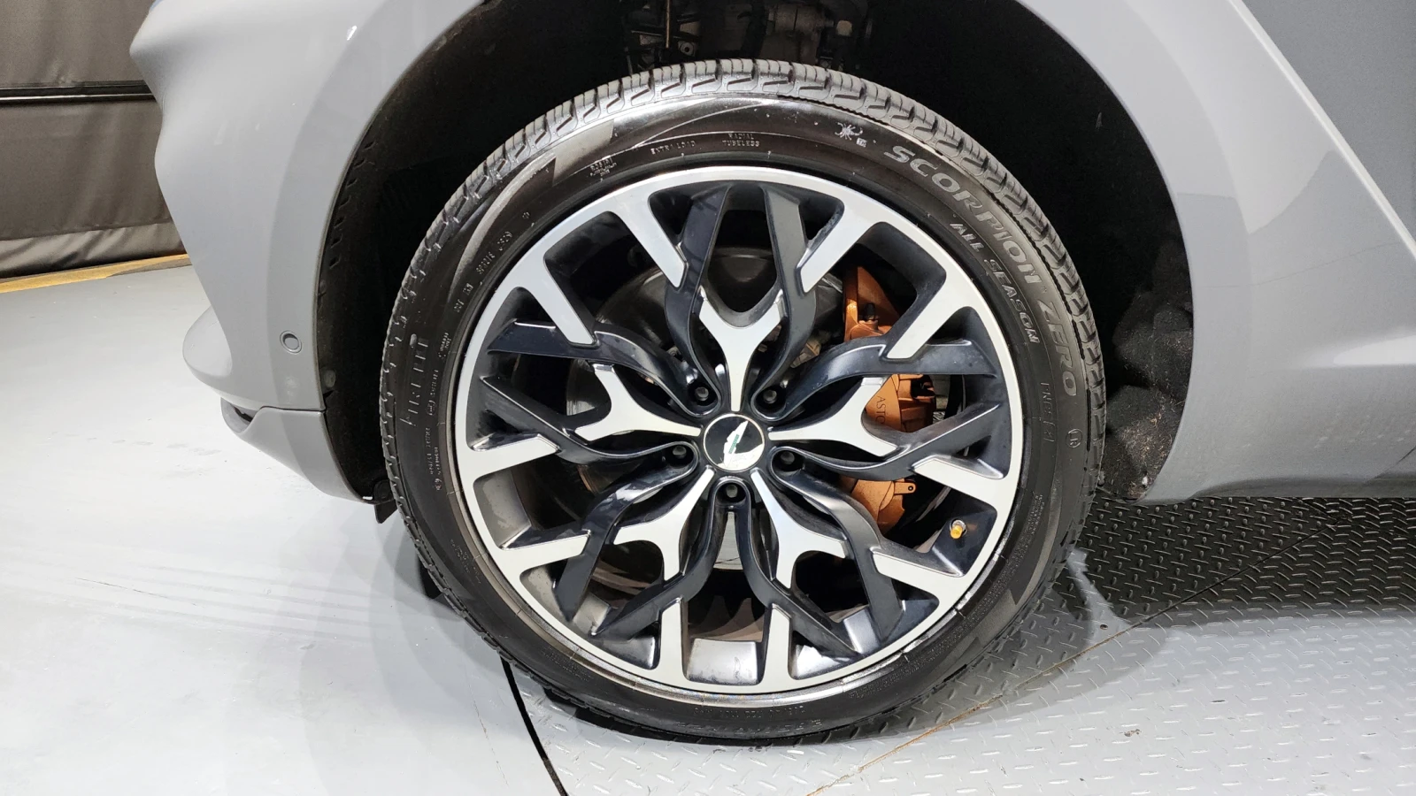 Aston Martin DBX V8* 360* DISTRONIK* ОБДУХ* КРАЙНА ЦЕНА, снимка 5 - Автомобили и джипове - 54645776