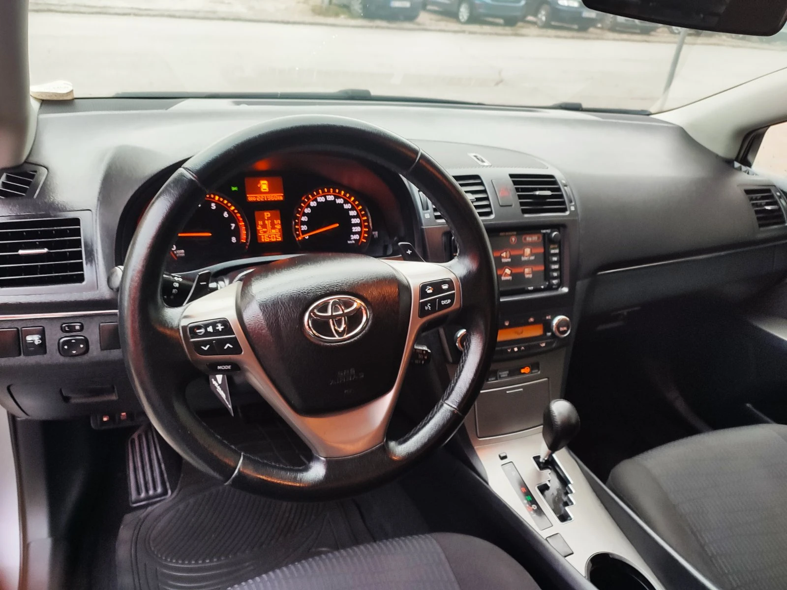 Toyota Avensis 2.0I-SWISS, снимка 8 - Автомобили и джипове - 56293176