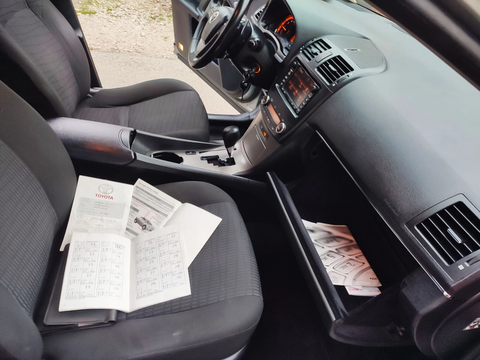 Toyota Avensis 2.0I-SWISS, снимка 5 - Автомобили и джипове - 56293176
