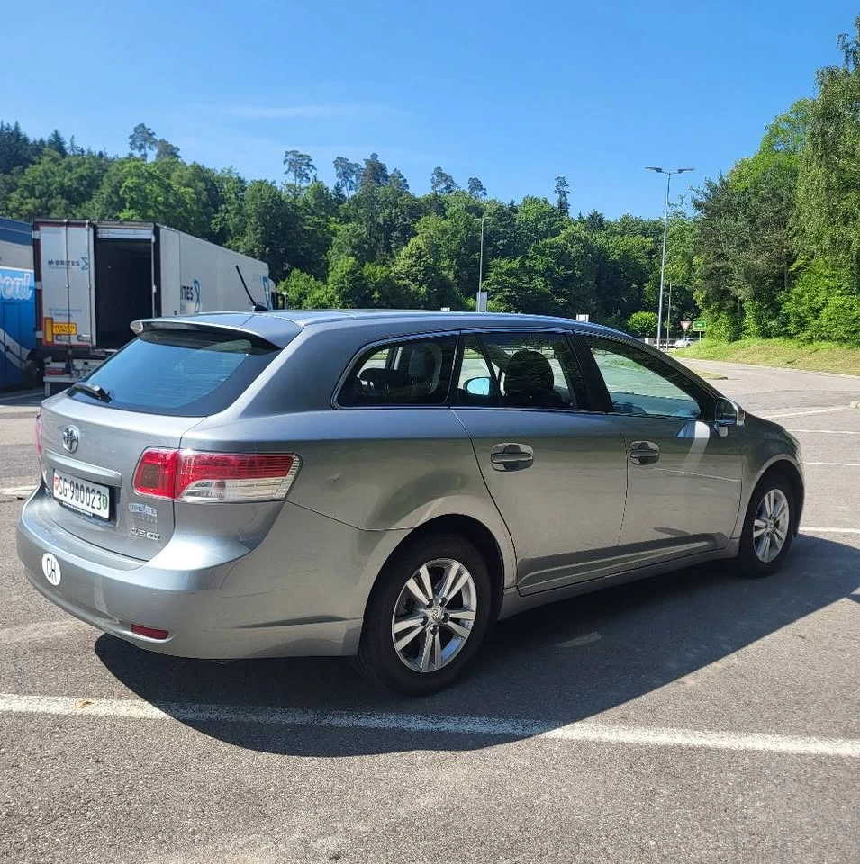 Toyota Avensis 2.0I-SWISS, снимка 2 - Автомобили и джипове - 56293176