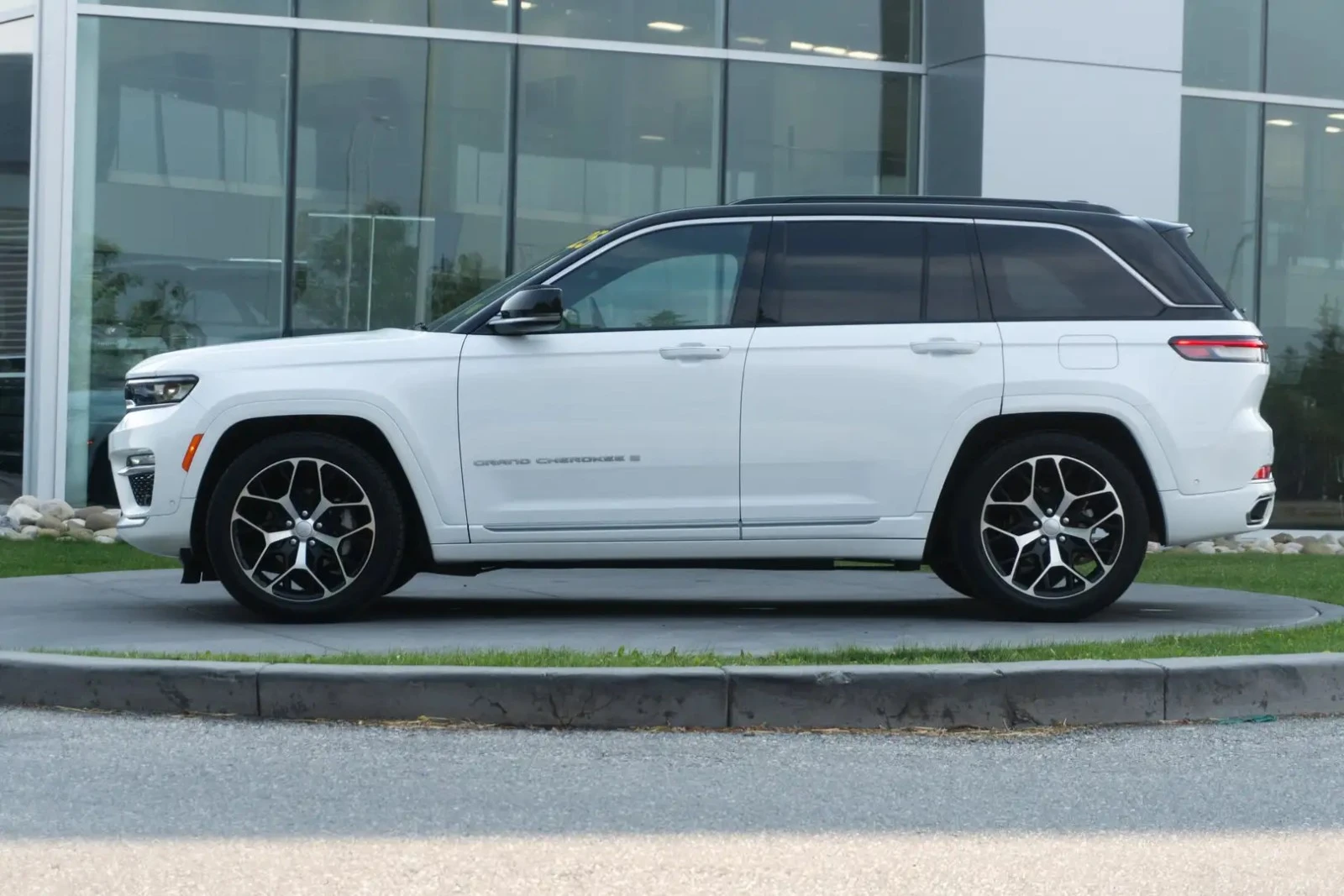 Jeep Grand cherokee SUMMIT RESERVE LUXURY ЦЕНА ДО БЪЛГАРИЯ АВТОКРЕДИТ, снимка 6 - Автомобили и джипове - 55464855