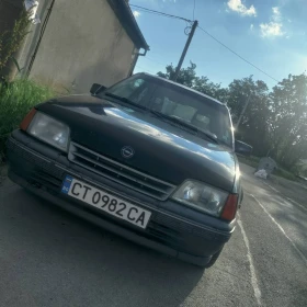 Opel Kadett 1.4i в движение, снимка 3