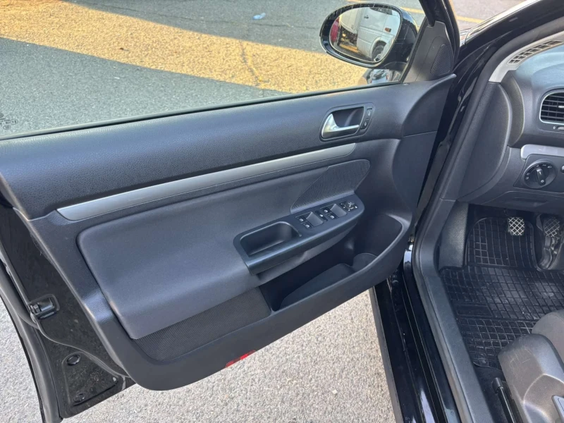 VW Golf 1.6 TDI 4MOTION, снимка 12 - Автомобили и джипове - 52966745