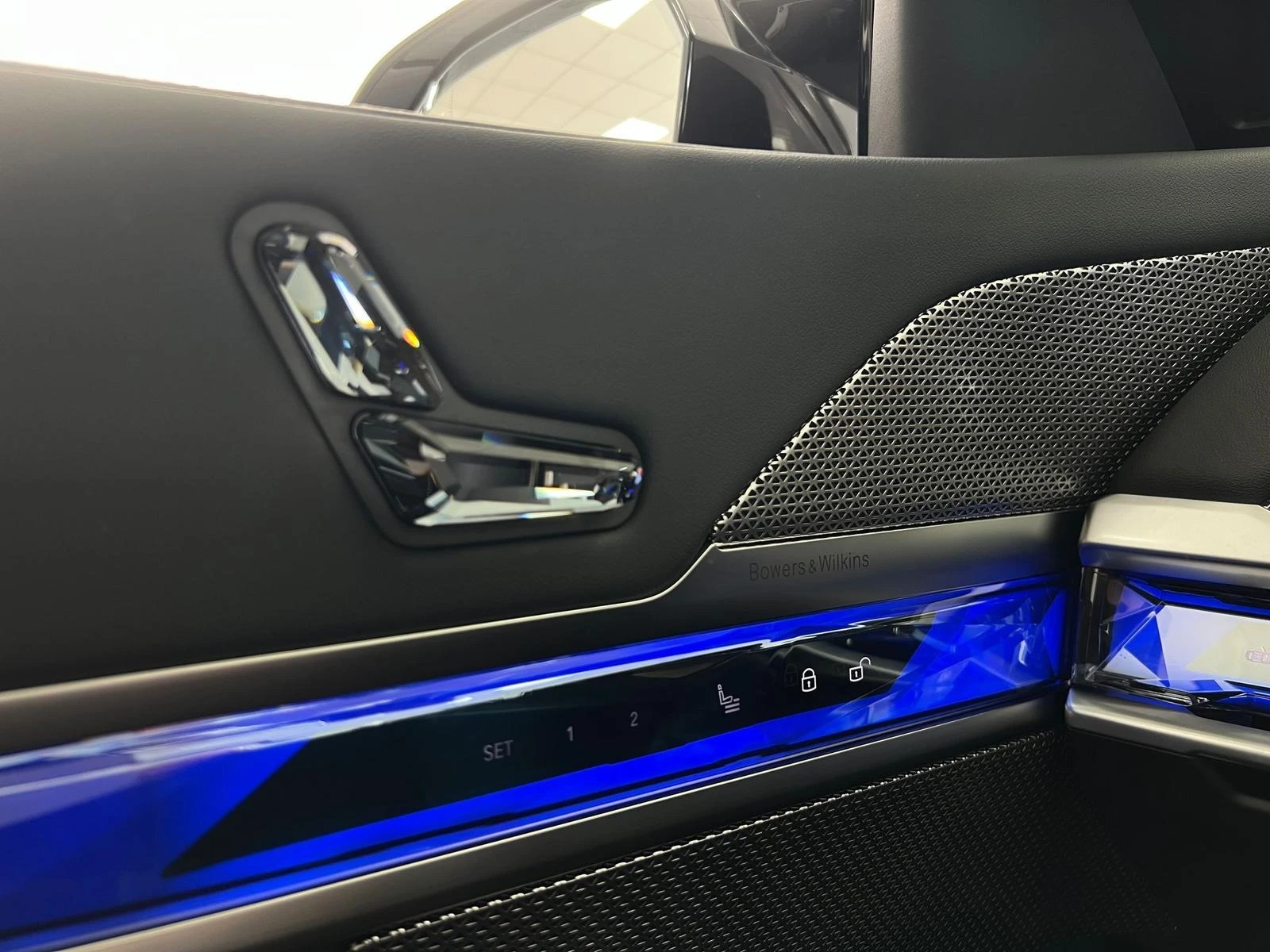 BMW i7 M70/xDrive/CARBON/SHADOW LINE/B&W/PANO/ICONIC GLOW - изображение 8