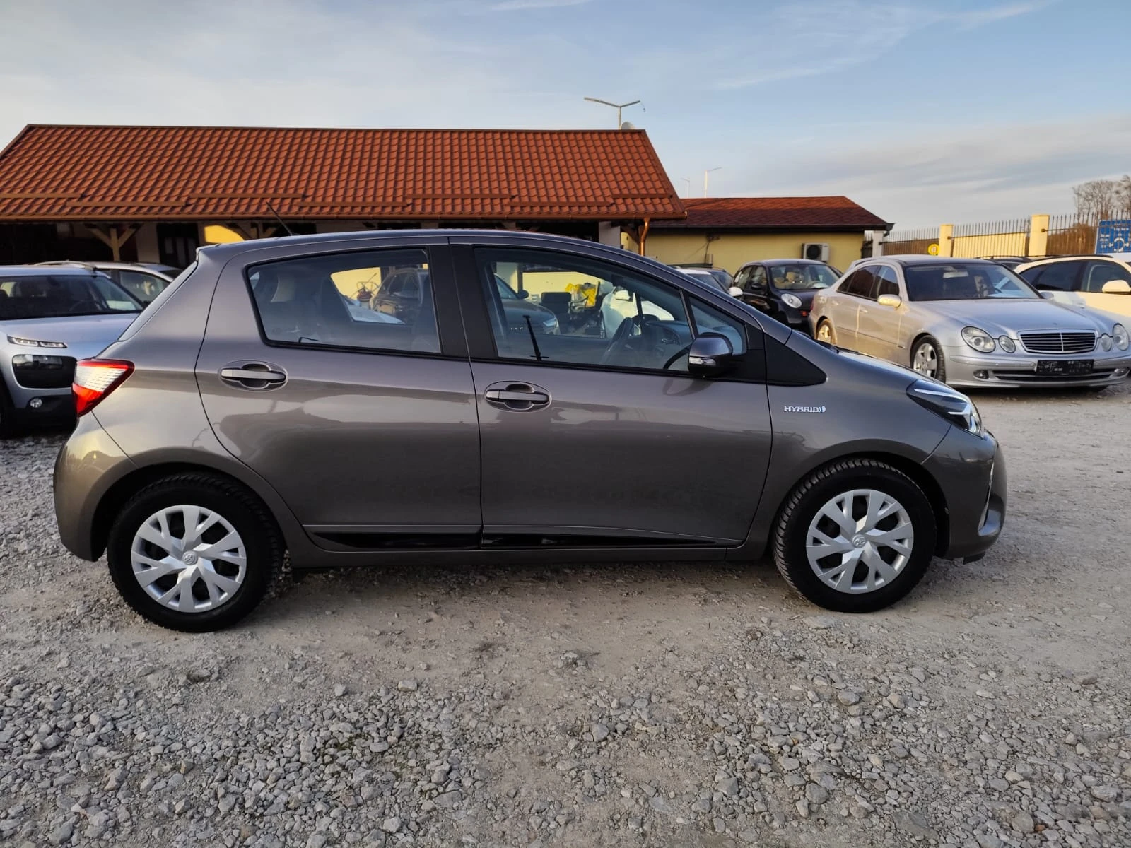 Toyota Yaris  1.5 Hibrid, снимка 4 - Автомобили и джипове - 53797210