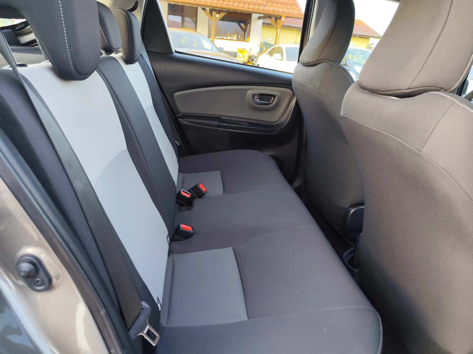 Toyota Yaris  1.5 Hibrid, снимка 13 - Автомобили и джипове - 53797210