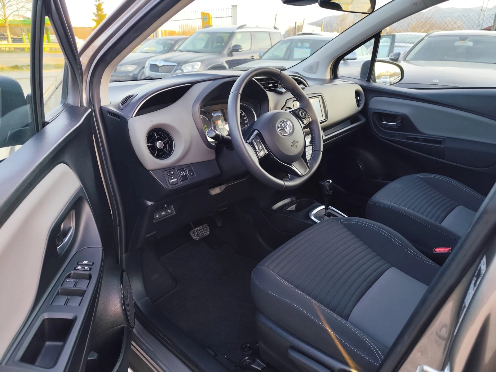 Toyota Yaris  1.5 Hibrid, снимка 11 - Автомобили и джипове - 53797210