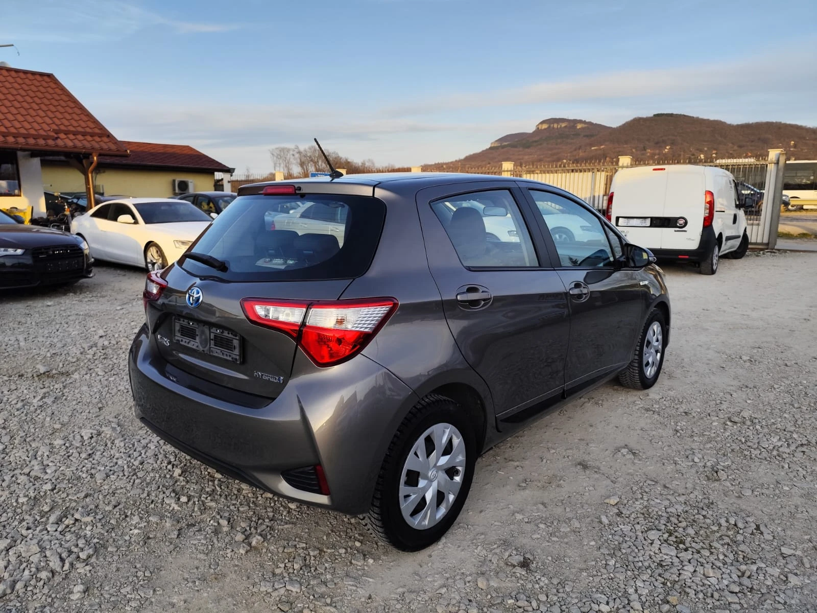 Toyota Yaris  1.5 Hibrid, снимка 5 - Автомобили и джипове - 53797210