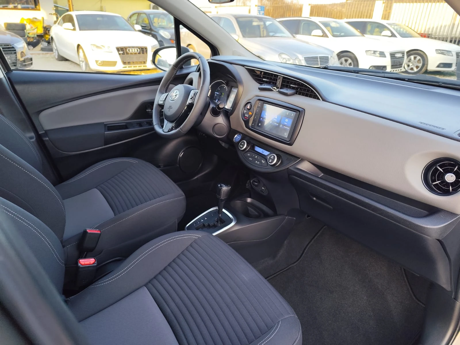 Toyota Yaris  1.5 Hibrid, снимка 12 - Автомобили и джипове - 53797210