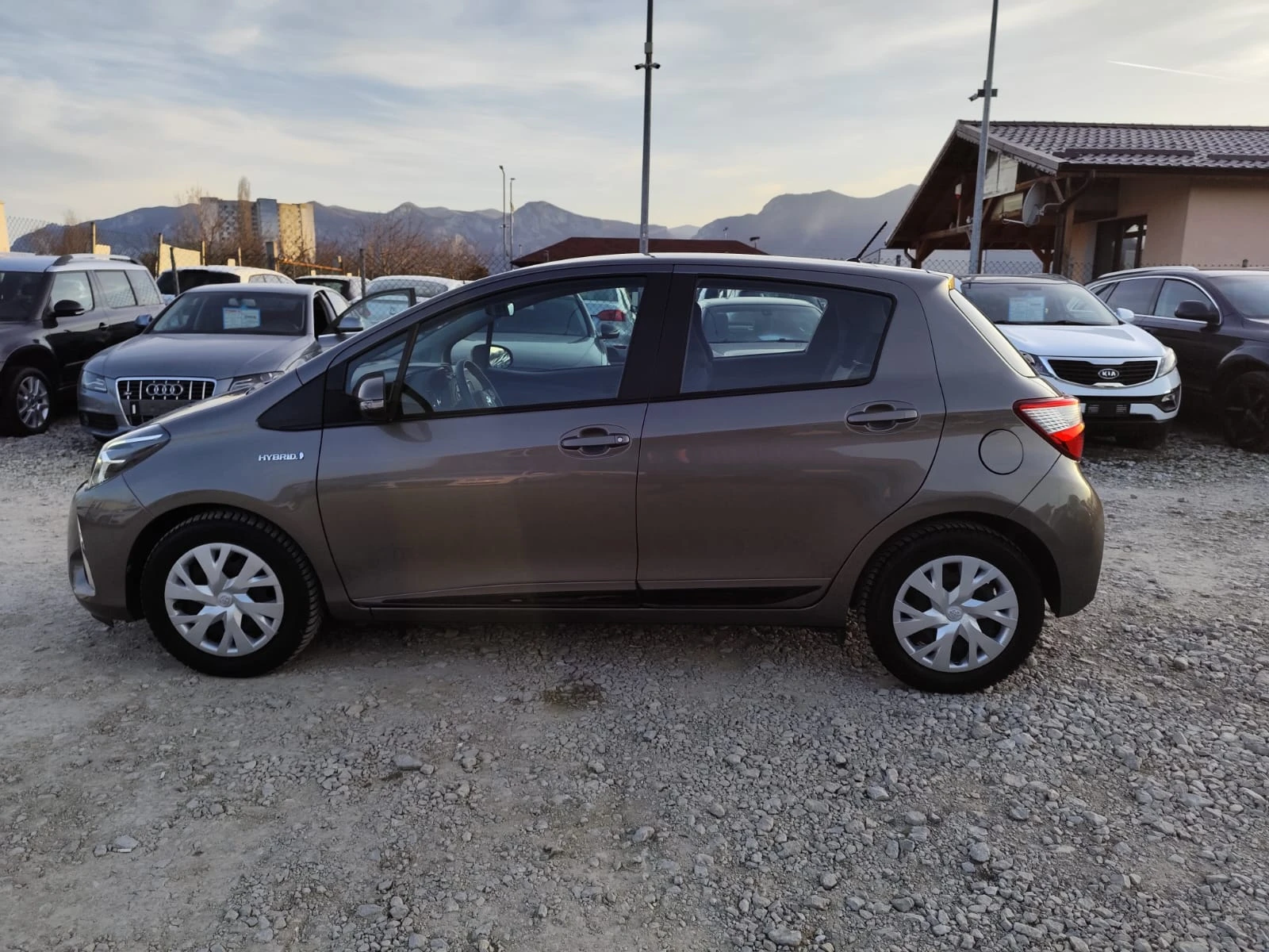 Toyota Yaris  1.5 Hibrid, снимка 9 - Автомобили и джипове - 53797210