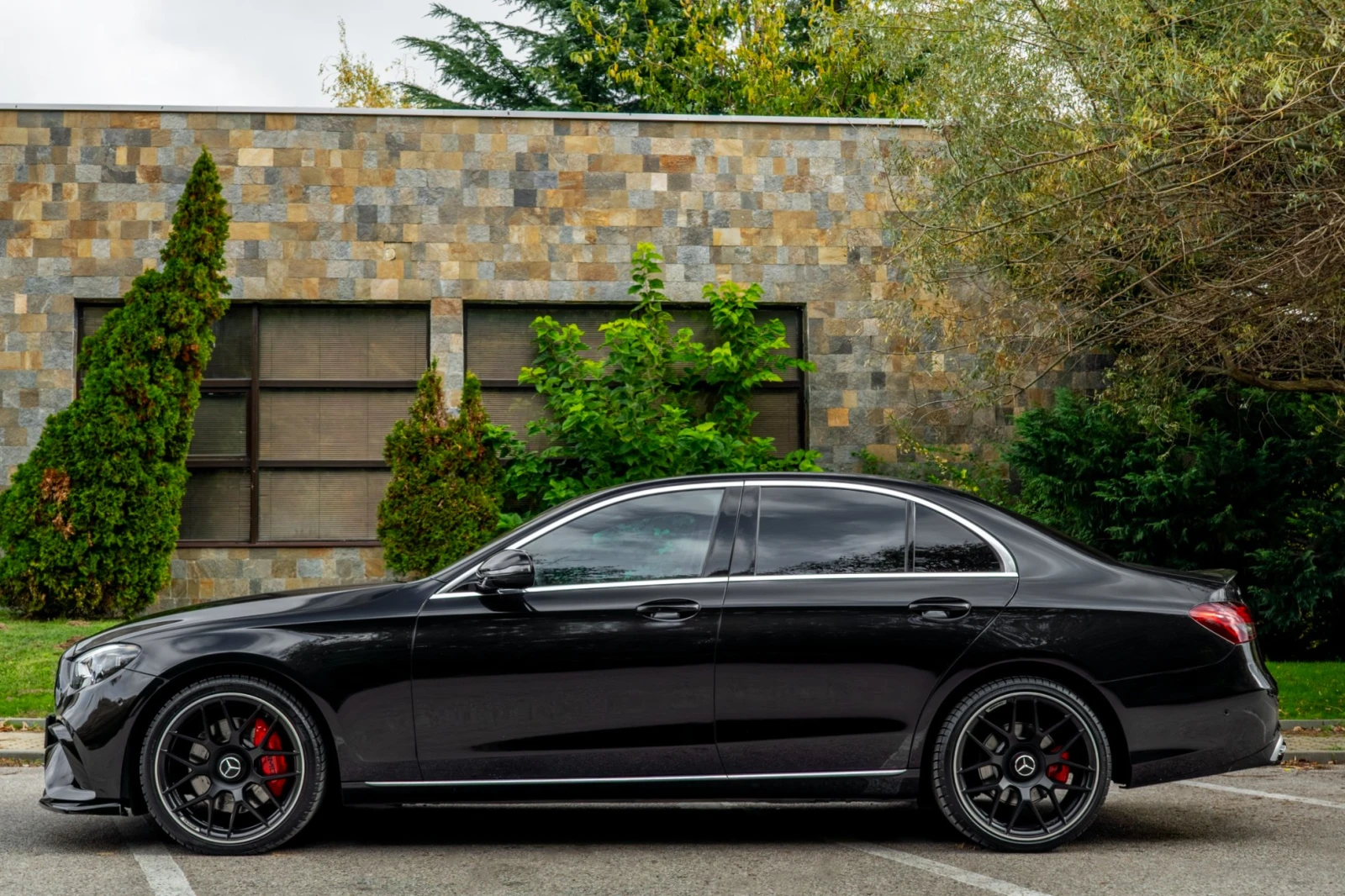 Mercedes-Benz E 400 d* 4MATIC* FACELIFT* AMG* 3XTV* CARBON, снимка 2 - Автомобили и джипове - 56688035