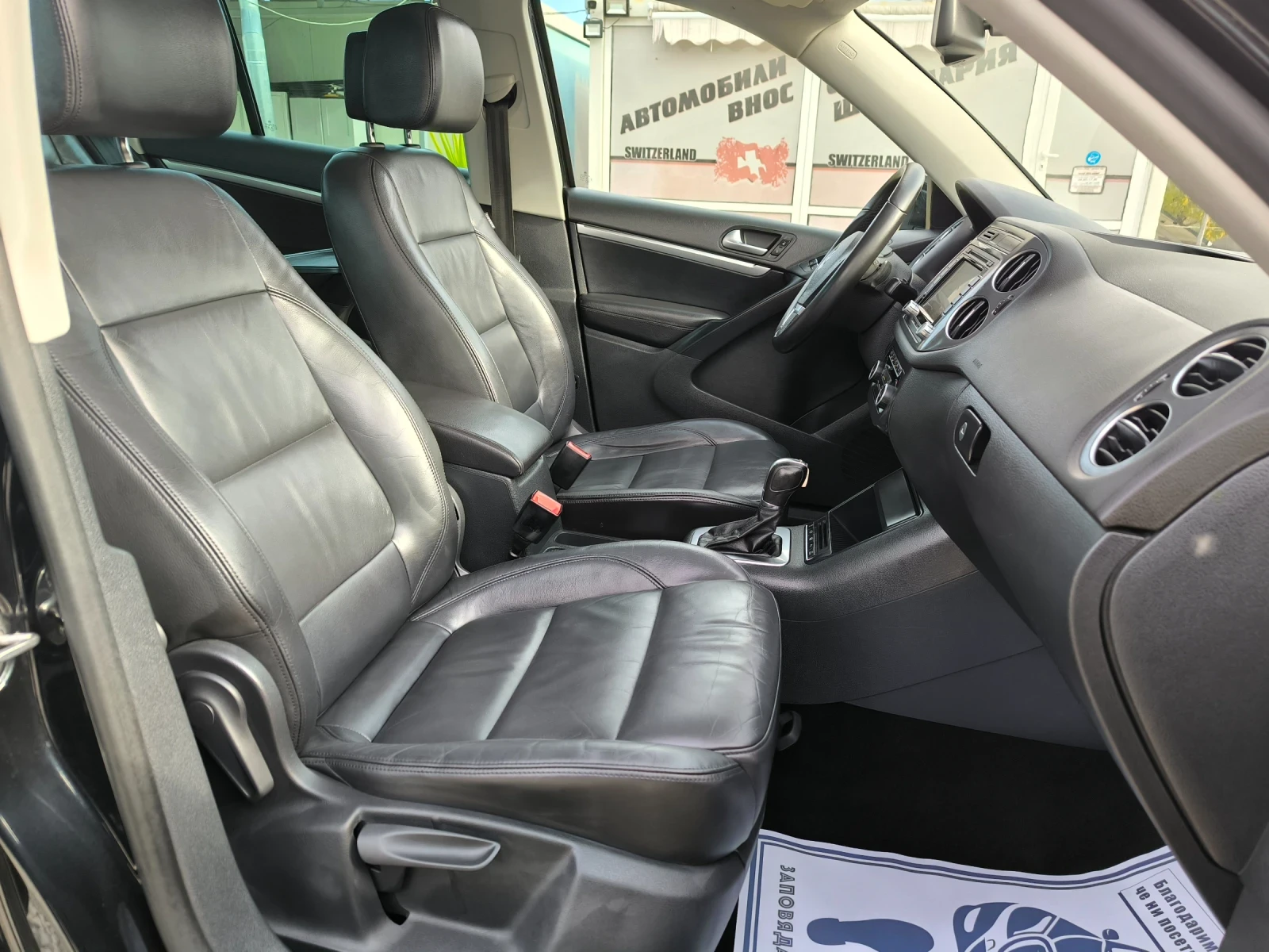 VW Tiguan 2.0i ЕКЗЕКУТИВ- ЛУКС ШВЕЙЦАРИЯ, снимка 14 - Автомобили и джипове - 54348316