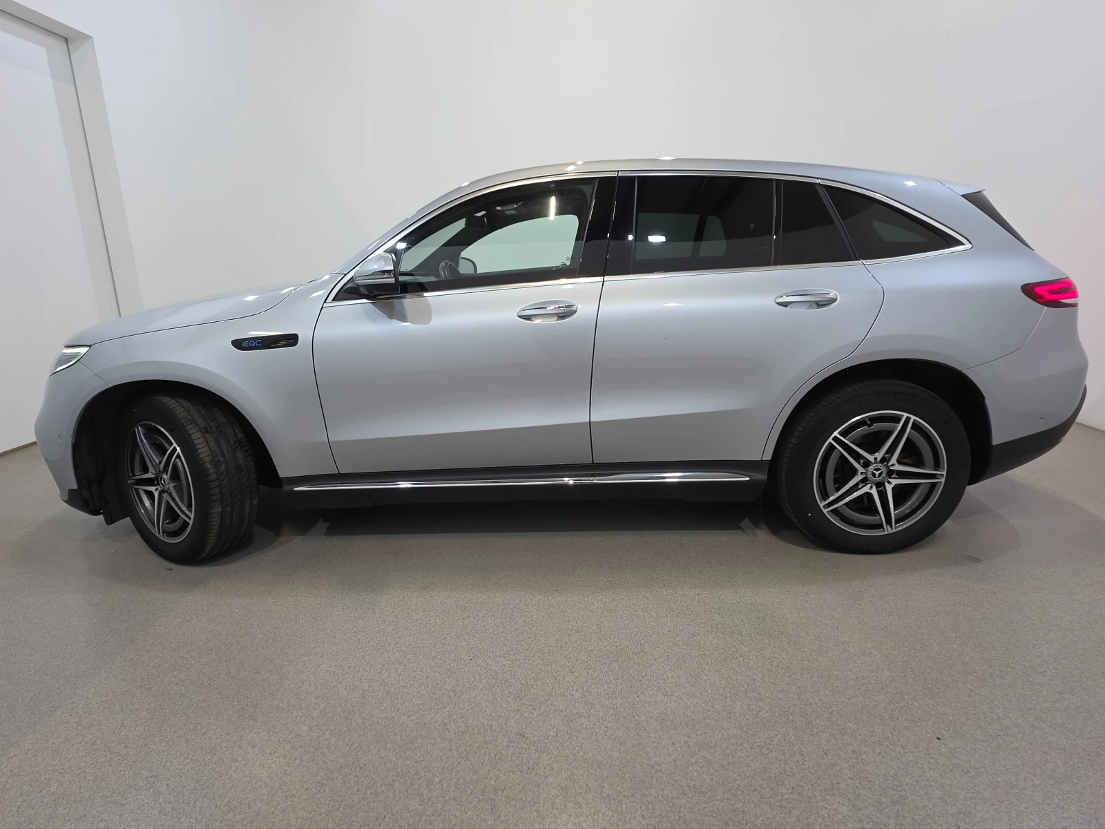 Mercedes-Benz EQC 400 4MATIC AMG Aut. Pano Head-Up Burmester Memory, снимка 8 - Автомобили и джипове - 55403095