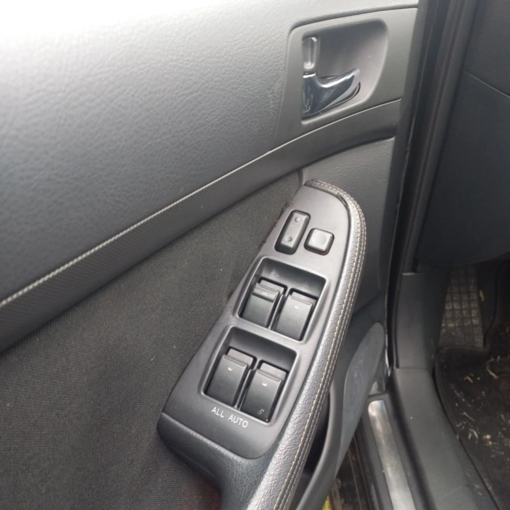 Toyota Avensis 1.6 i, снимка 9 - Автомобили и джипове - 53804599