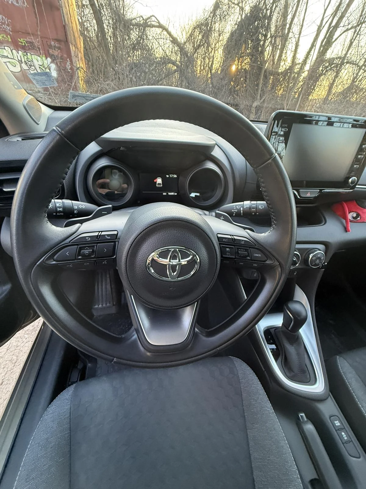 Toyota Yaris 1.5 TNGA Chic Extra Bi-Tone, снимка 13 - Автомобили и джипове - 53824280