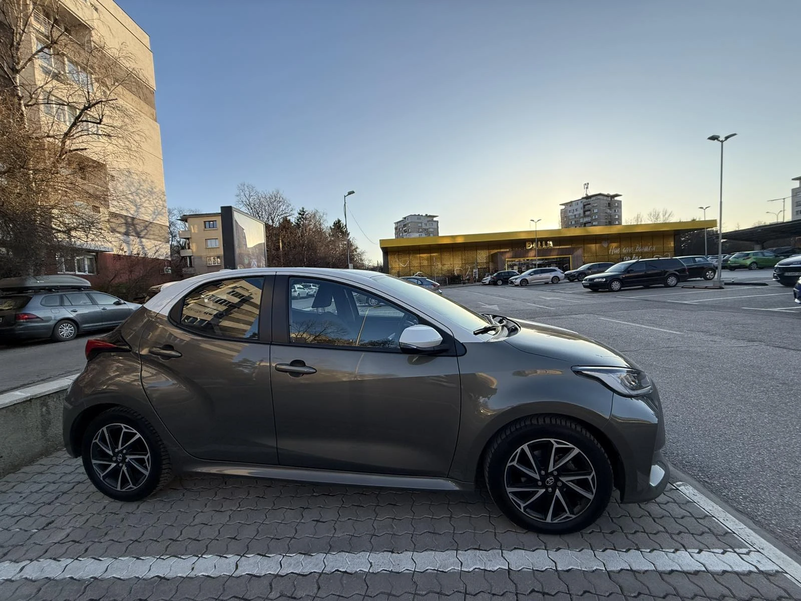 Toyota Yaris 1.5 TNGA Chic Extra Bi-Tone, снимка 3 - Автомобили и джипове - 53824280