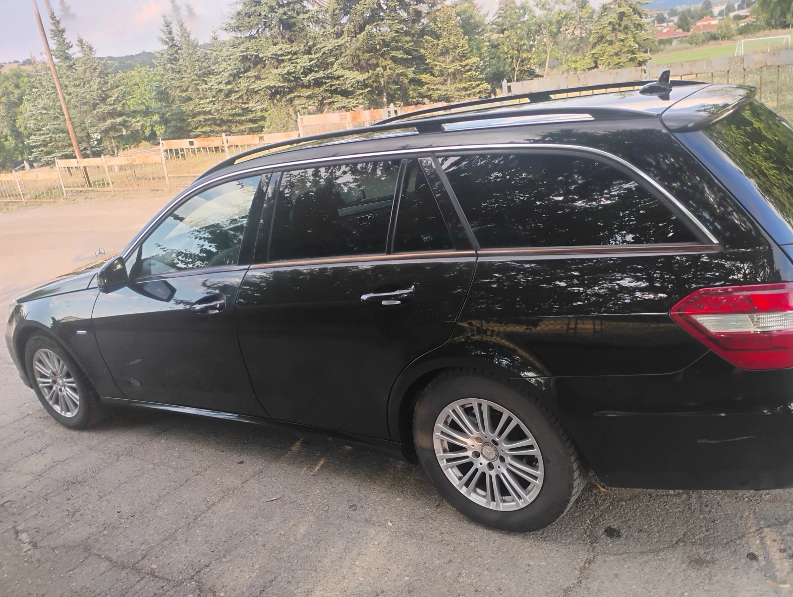 Mercedes-Benz E 220, снимка 3 - Автомобили и джипове - 55598902