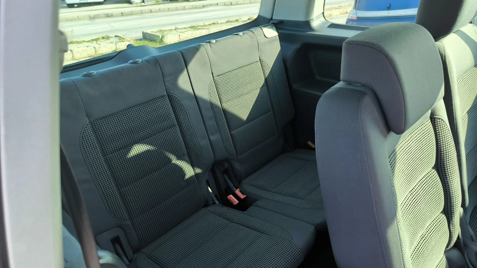 VW Touran 2.0TD, снимка 13 - Автомобили и джипове - 56613419