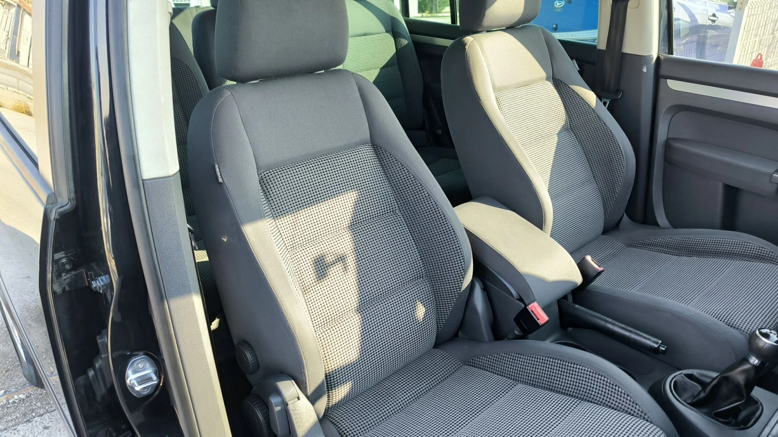 VW Touran 2.0TD, снимка 8 - Автомобили и джипове - 56613419
