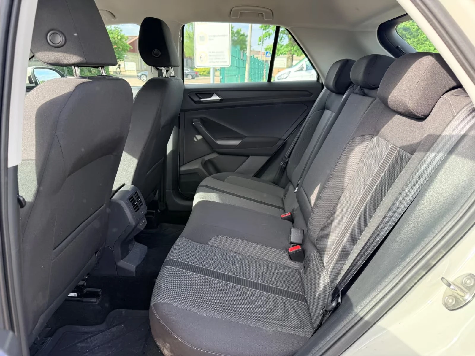 VW T-Roc 2.0TDI LIFE Q.DRIVE VIRTUAL COCKPIT CARPLAY PARК  , снимка 14 - Автомобили и джипове - 54771649